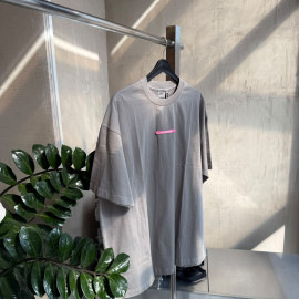 gray t-shirt