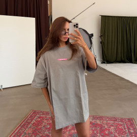 gray t-shirt