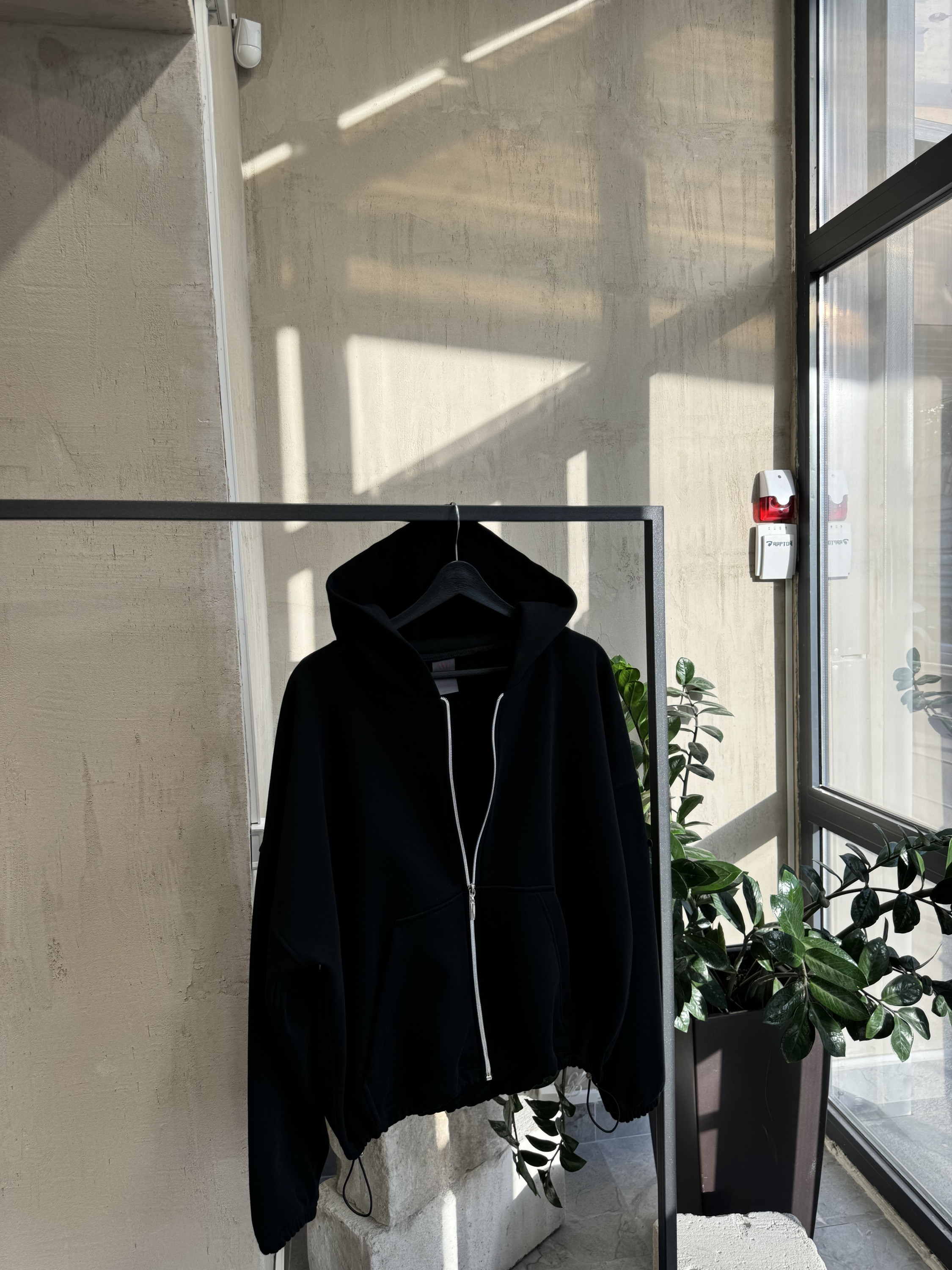 Demi-zip hoodie “black”