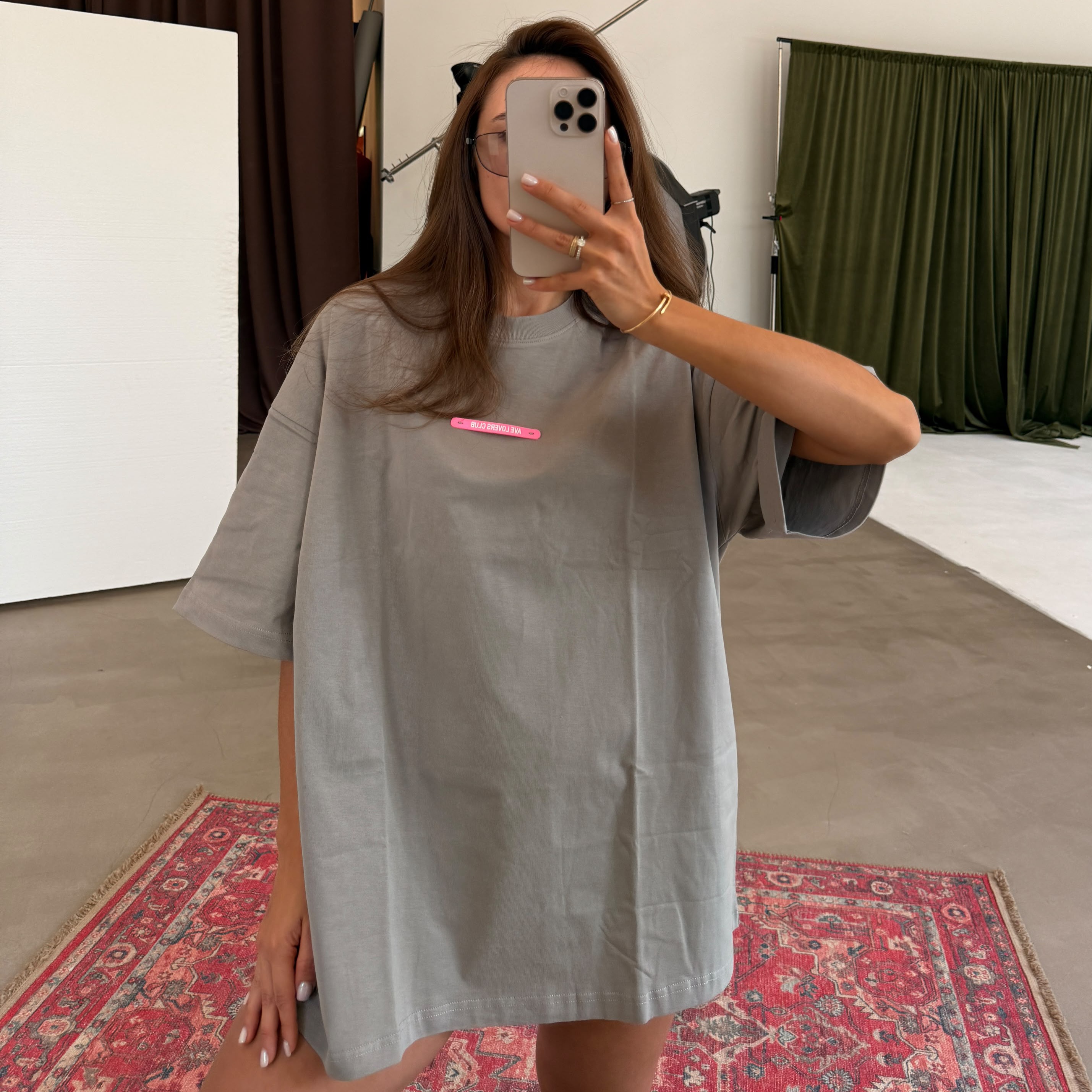 gray t-shirt